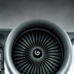 Ala de avión con motor desde abajo